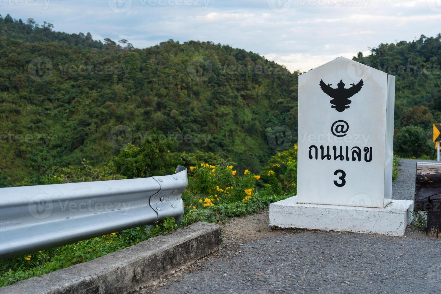 la carretera Numero 3 o cielo la carretera terminado parte superior de montañas con verde selva en yaya provincia, tailandia foto