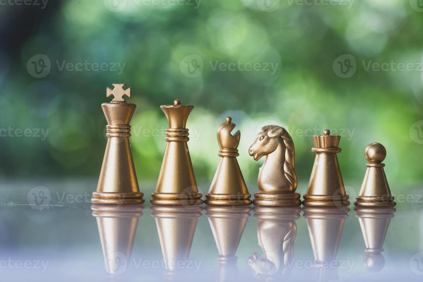 oro ajedrez piezas en un fila en un natural antecedentes. foto