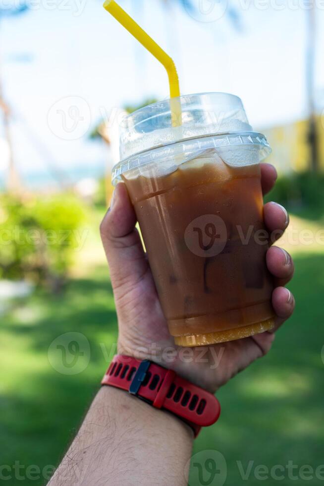 verano bebida hecho desde naranja jugo o limón, soda, hielo y Disparo de café en un el plastico vaso con un Paja foto