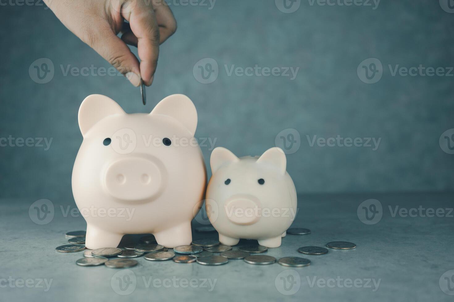 mano poniendo un moneda dentro un cerdito banco a salvar para futuro crecimiento y financiero libertad. foto