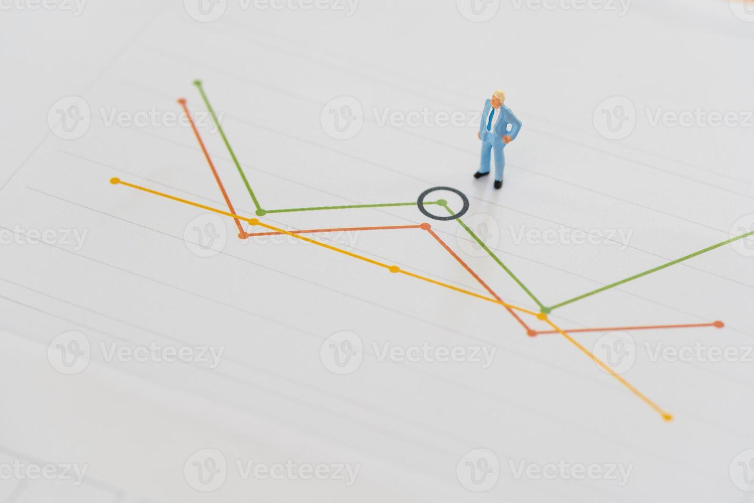 negocio concepto como miniatura personas empresario pensando y en pie a el importante punto de un línea gráfico a analizar datos foto