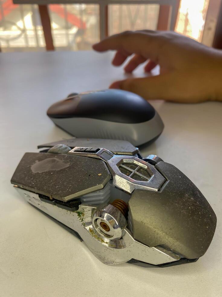 antiguo ratón vs nuevo ratón con confuso mano a escoger Entre a ellos. foto