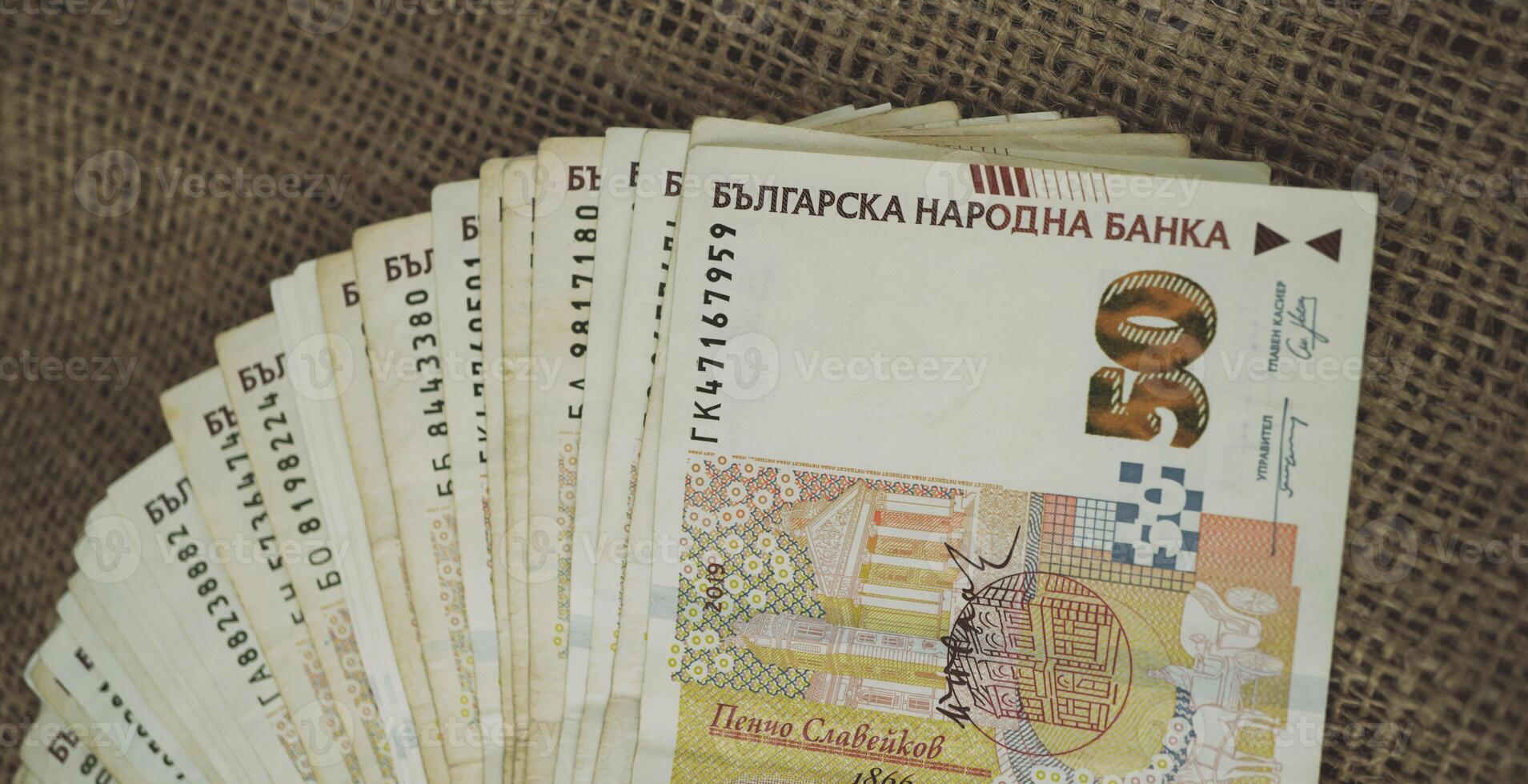 macro Disparo de búlgaro divisa. 50 lev papel billetes efectivo apilado con mate efecto. concepto de ganancia, Finanzas y inflación. foto