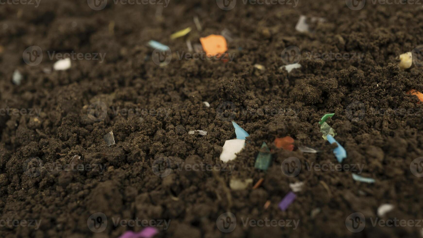 microplásticos dentro el suelo. concepto de el plastico contaminación, fertilizante y agroo industria. no reciclable el plastico contaminación en el compost a el campo. selectivo enfocar. foto