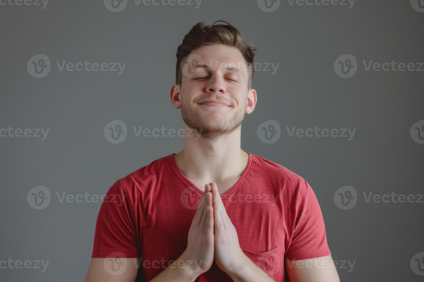 joven hombre en rojo camisa sonriente con gratitud salud concepto. foto