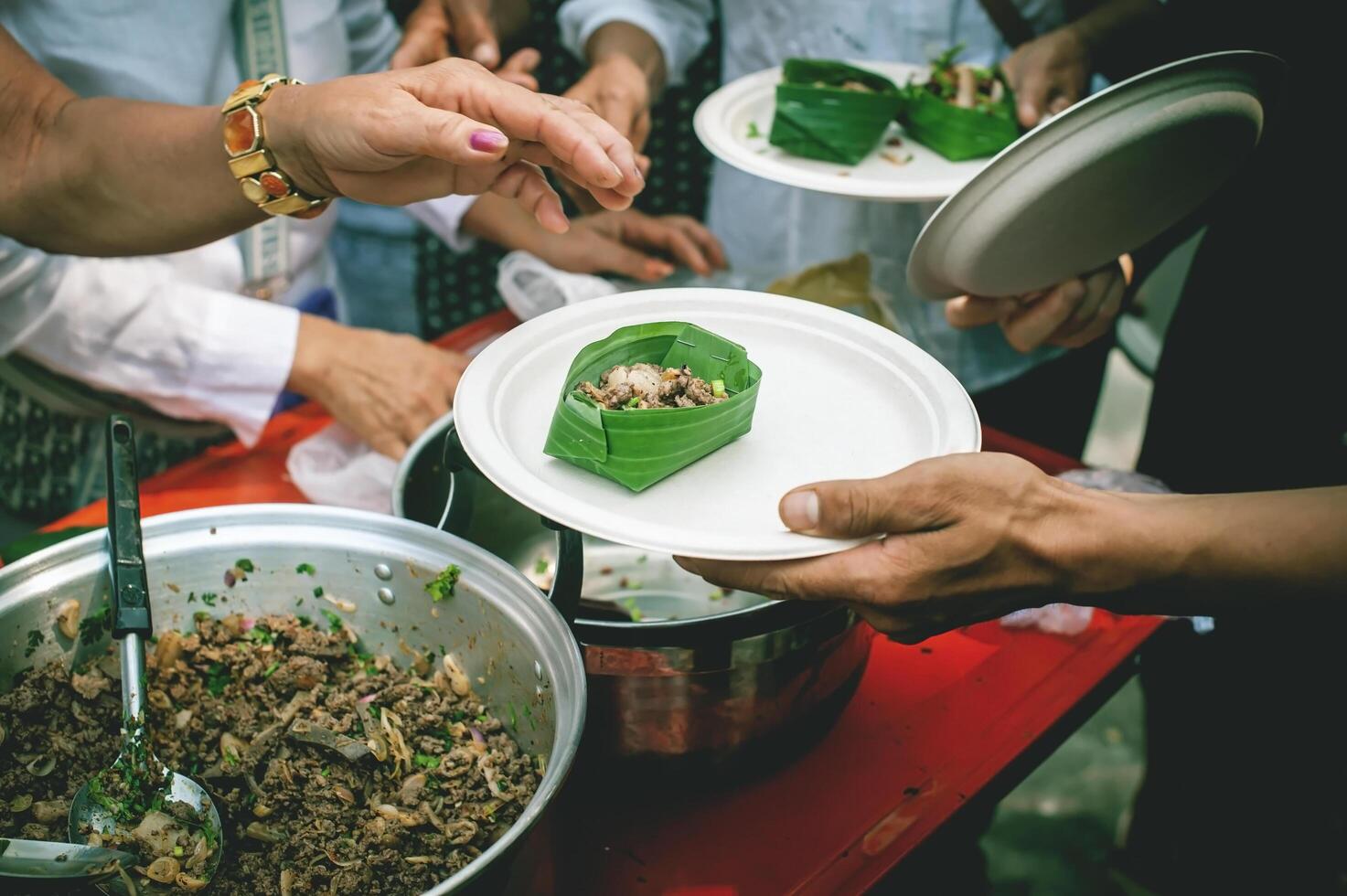 voluntario concepto a donar listo para comer comida a el hambriento y pobre foto