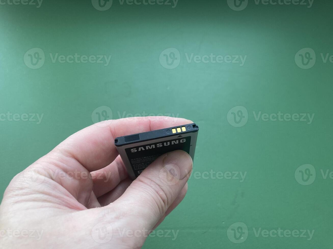 Disassembling a Samsung phone photo