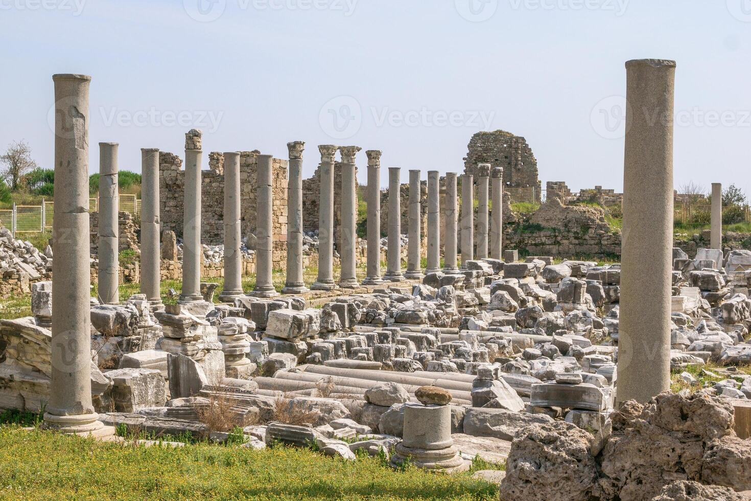 restos de un antiguo griego templo con columnas y un Roca plataforma. foto