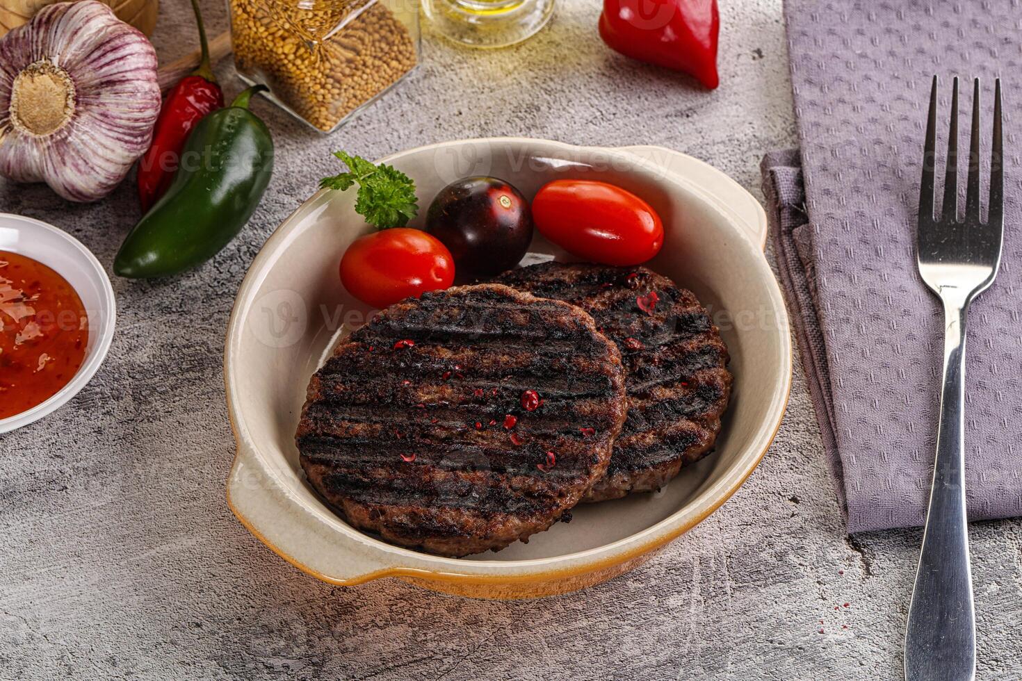 chuleta de hamburguesa a la parrilla con salsa foto