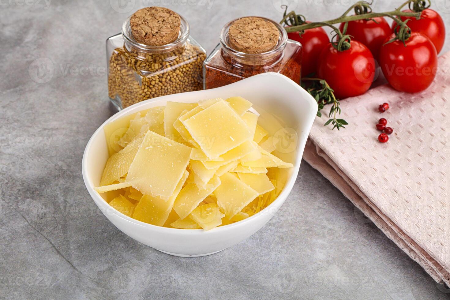 rebanado parmesano queso en el cuenco foto