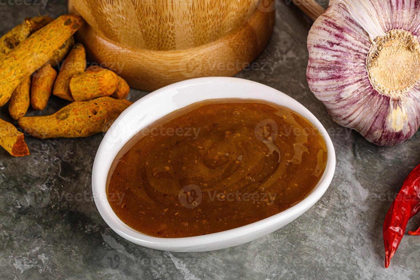 indio curry salsa en el cuenco foto