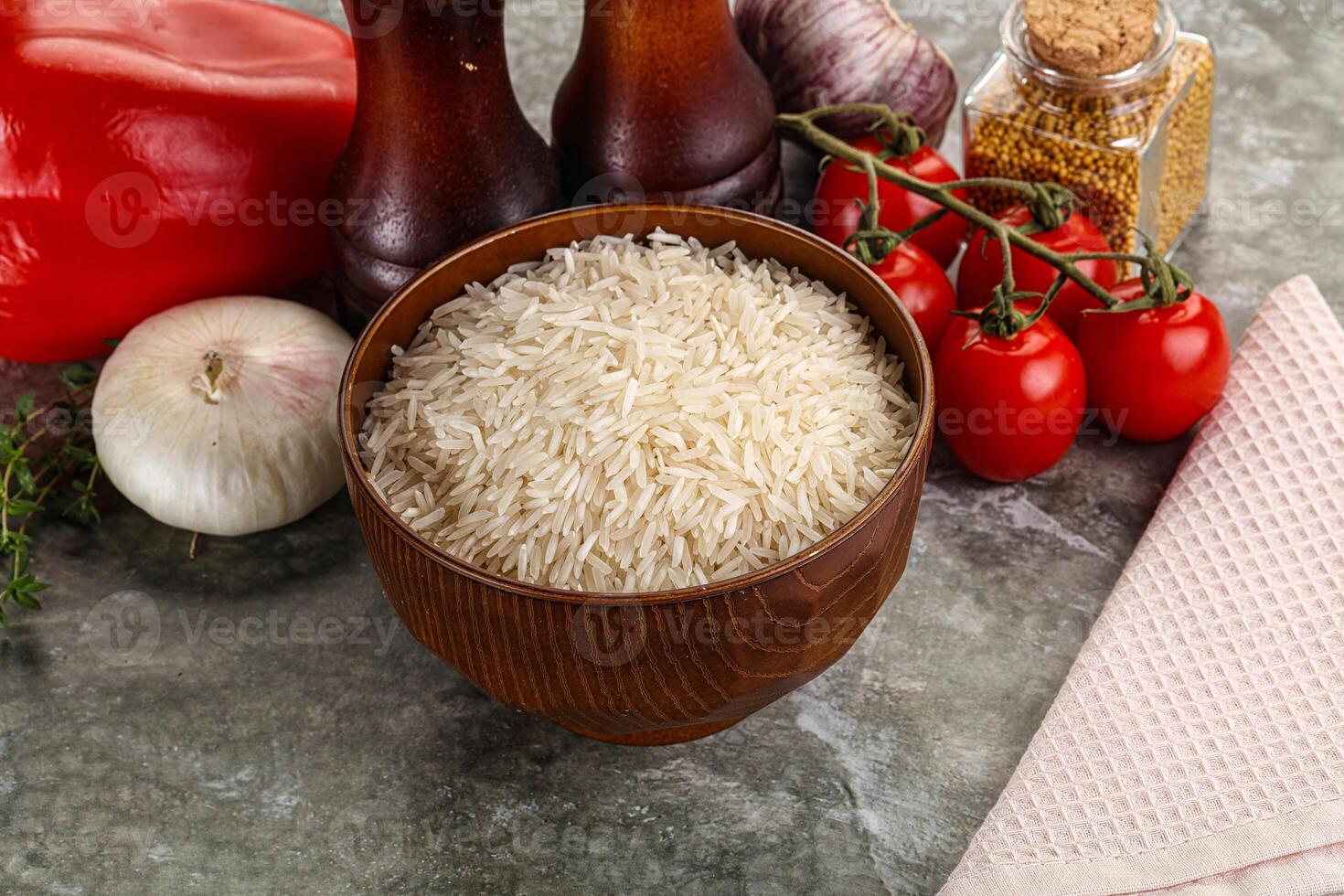 crudo delicioso basmati arroz montón foto