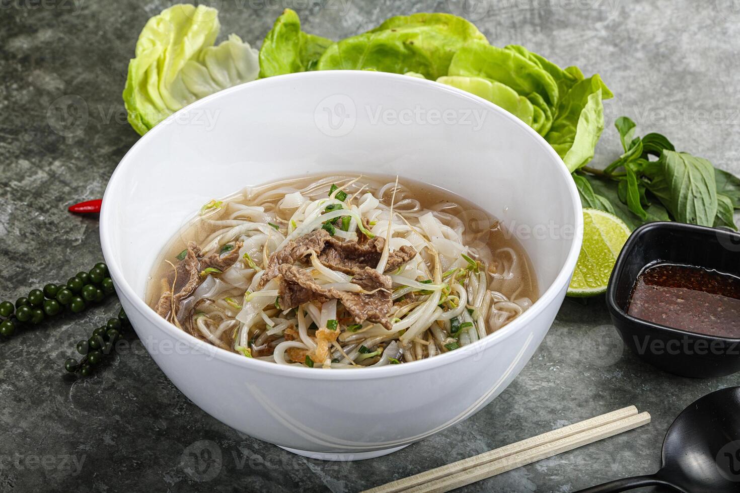 vietnamita tradicional sopa pho bo con carne de vaca foto