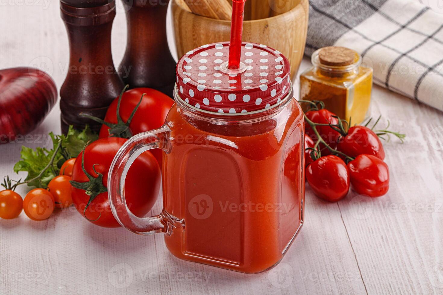 Fresco tomate jugo en el vaso foto