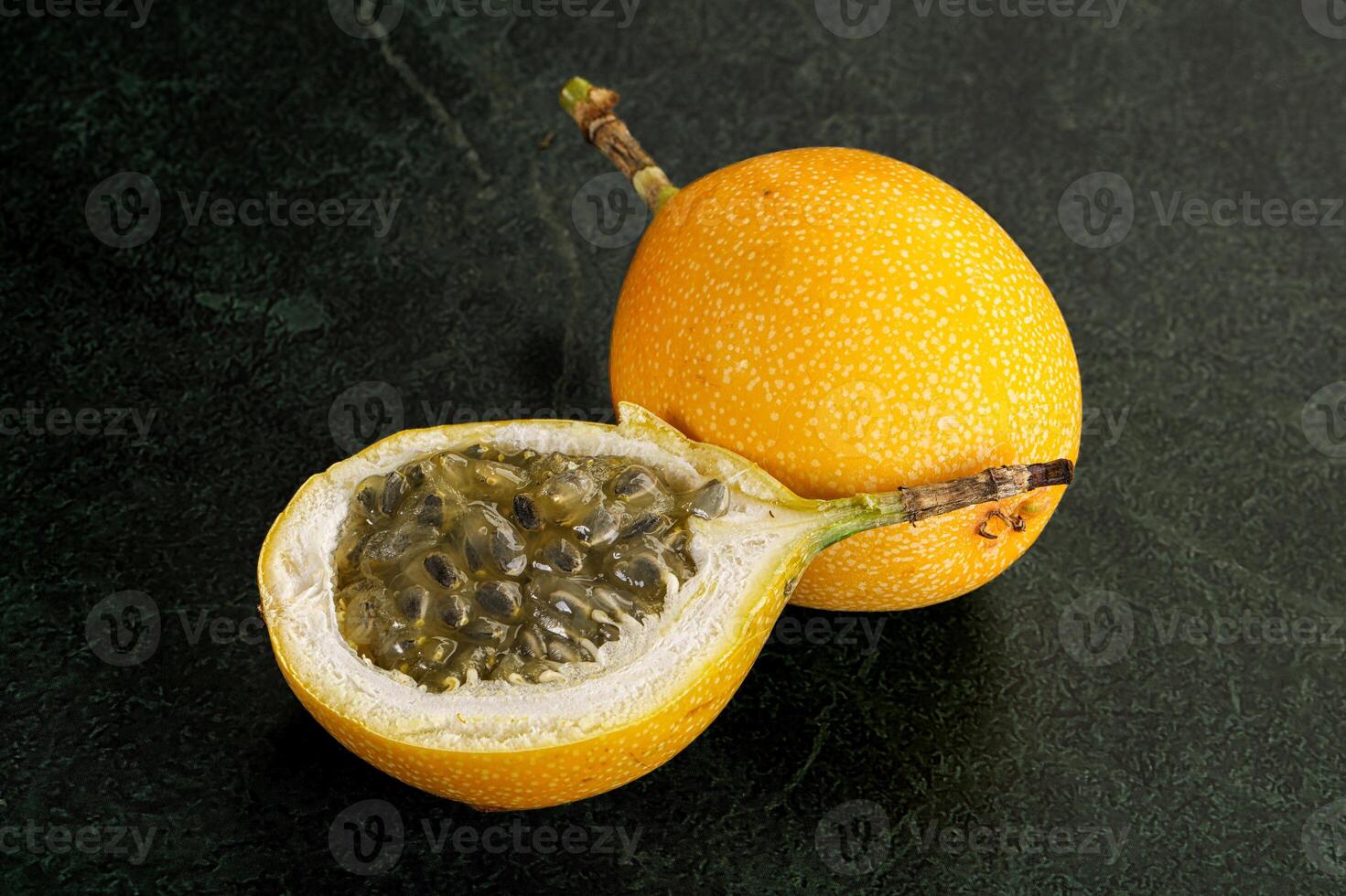 amarillo granadilla con cortar medio foto