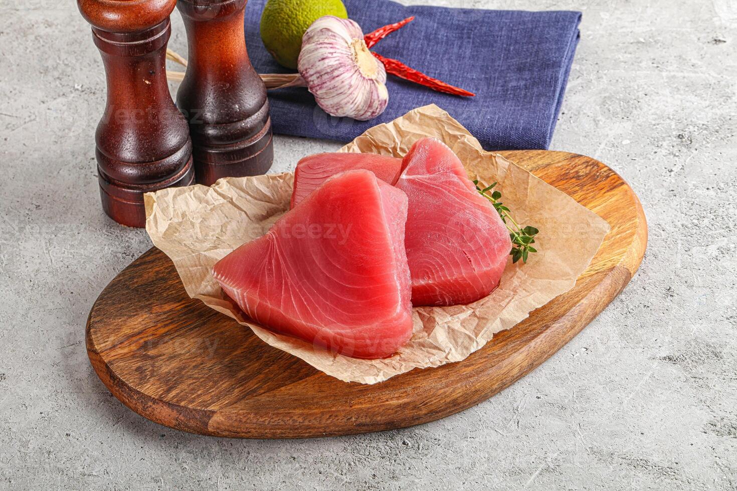 delicioso crudo atún filete para Cocinando foto