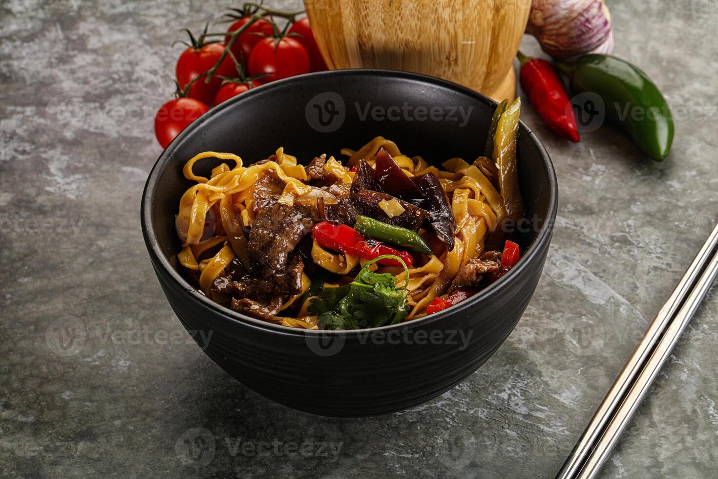 asiático wok con fideos, vegetales y carne de vaca foto