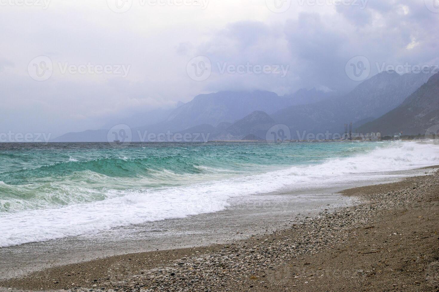 hermosa Tormentoso mar con oscuro nublado cielo y montañas en antecedentes. antalya, pavo. foto