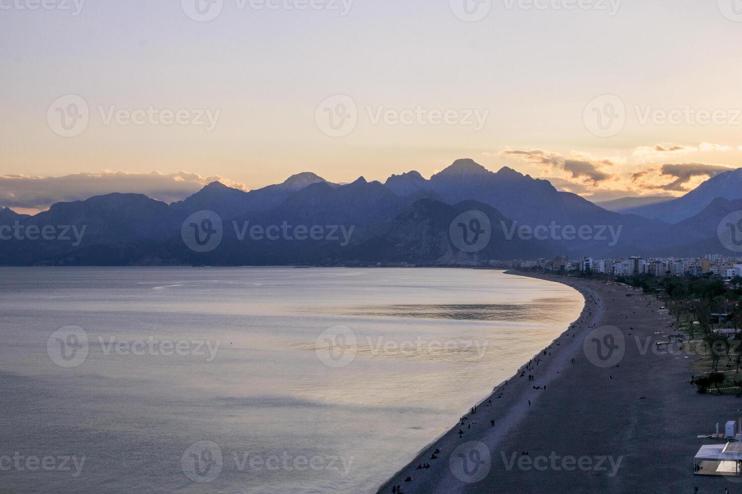 tranquilo marina con distante montaña rango, claro azul cielo, y sereno atmósfera. antalya, Turquía foto