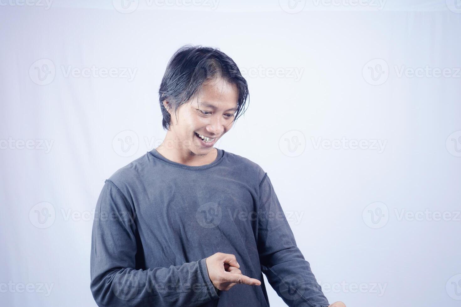 hermoso asiático hombre es señalando a el lado como Copiar espacio en aislado blanco antecedentes. publicidad papá concepto. foto