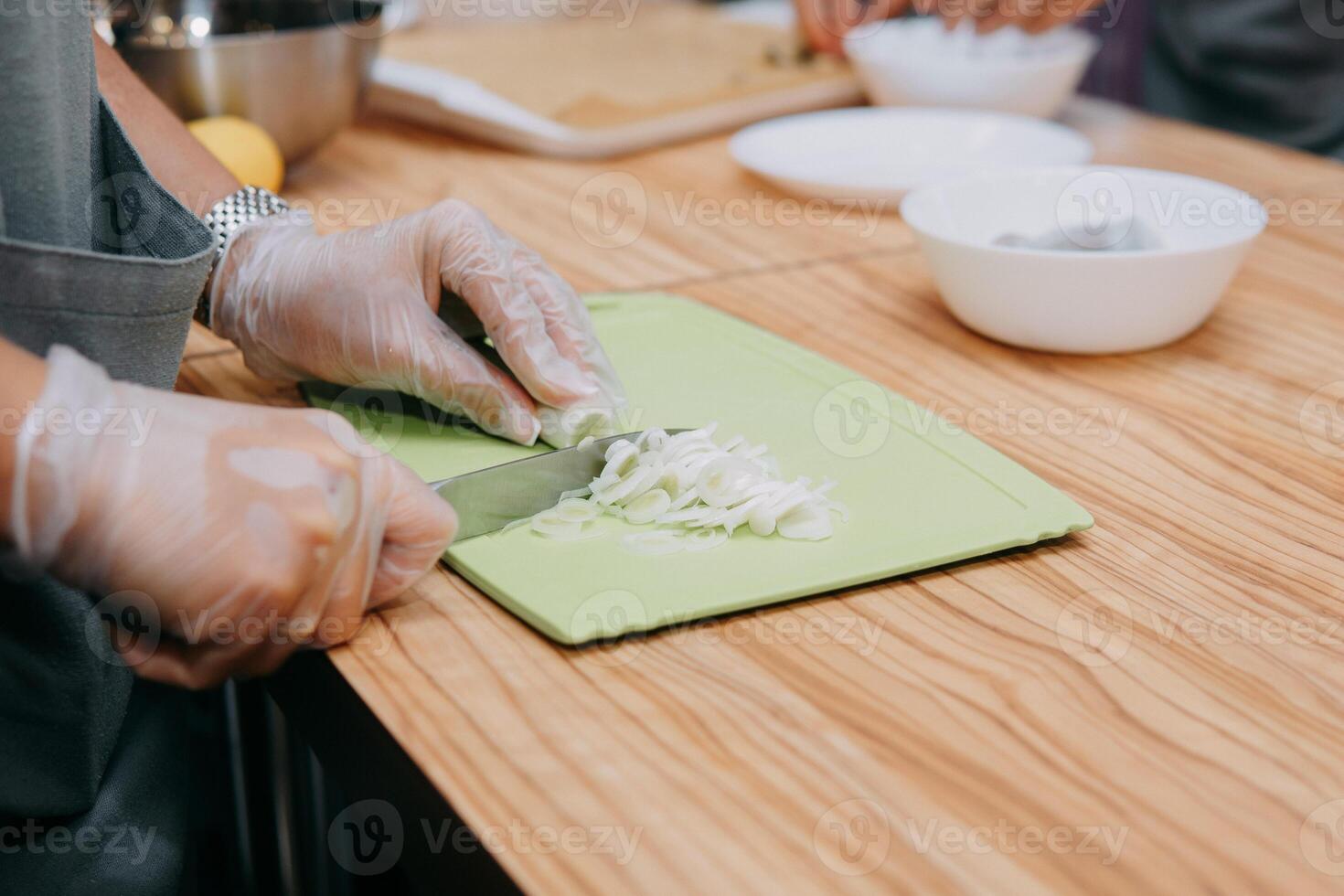 Cocinando pescado en un Cocinando mater clase. el matanza de el pez. casero alimento. foto