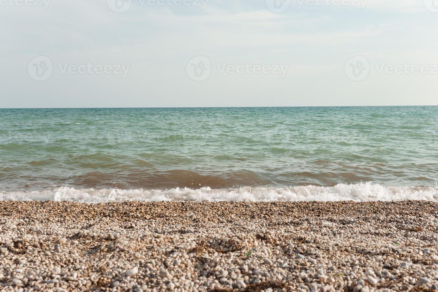 playa relajación a el negro mar. cuento de hadas momentos de un soleado día. el concepto de turismo y mar viaje foto