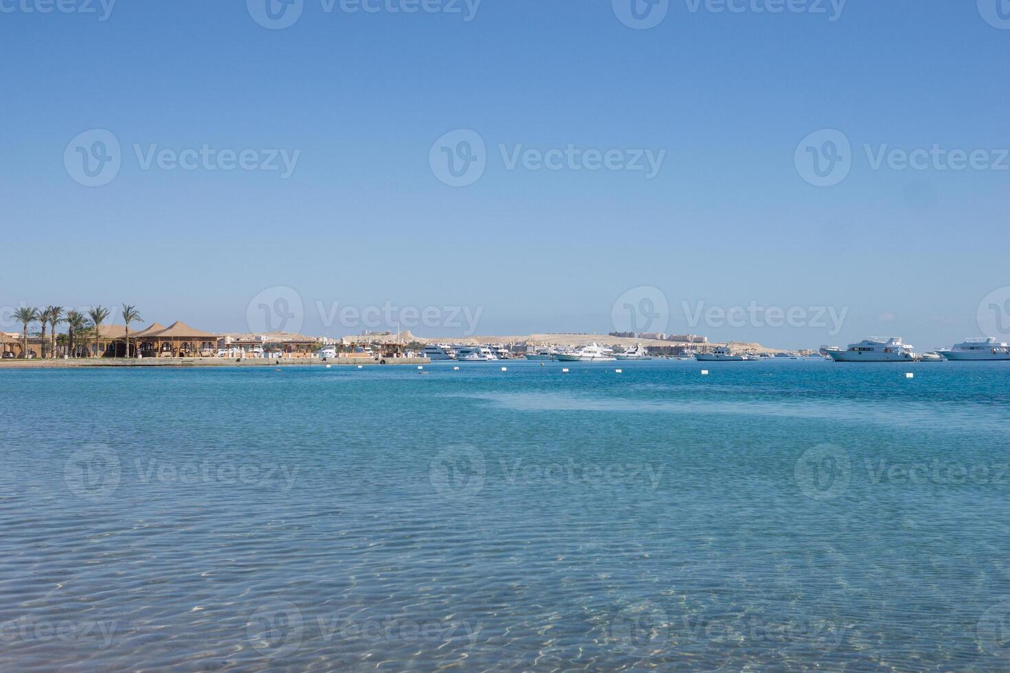 playa relajación a el rojo mar. cuento de hadas momentos de un soleado día. el concepto de turismo y mar viaje foto