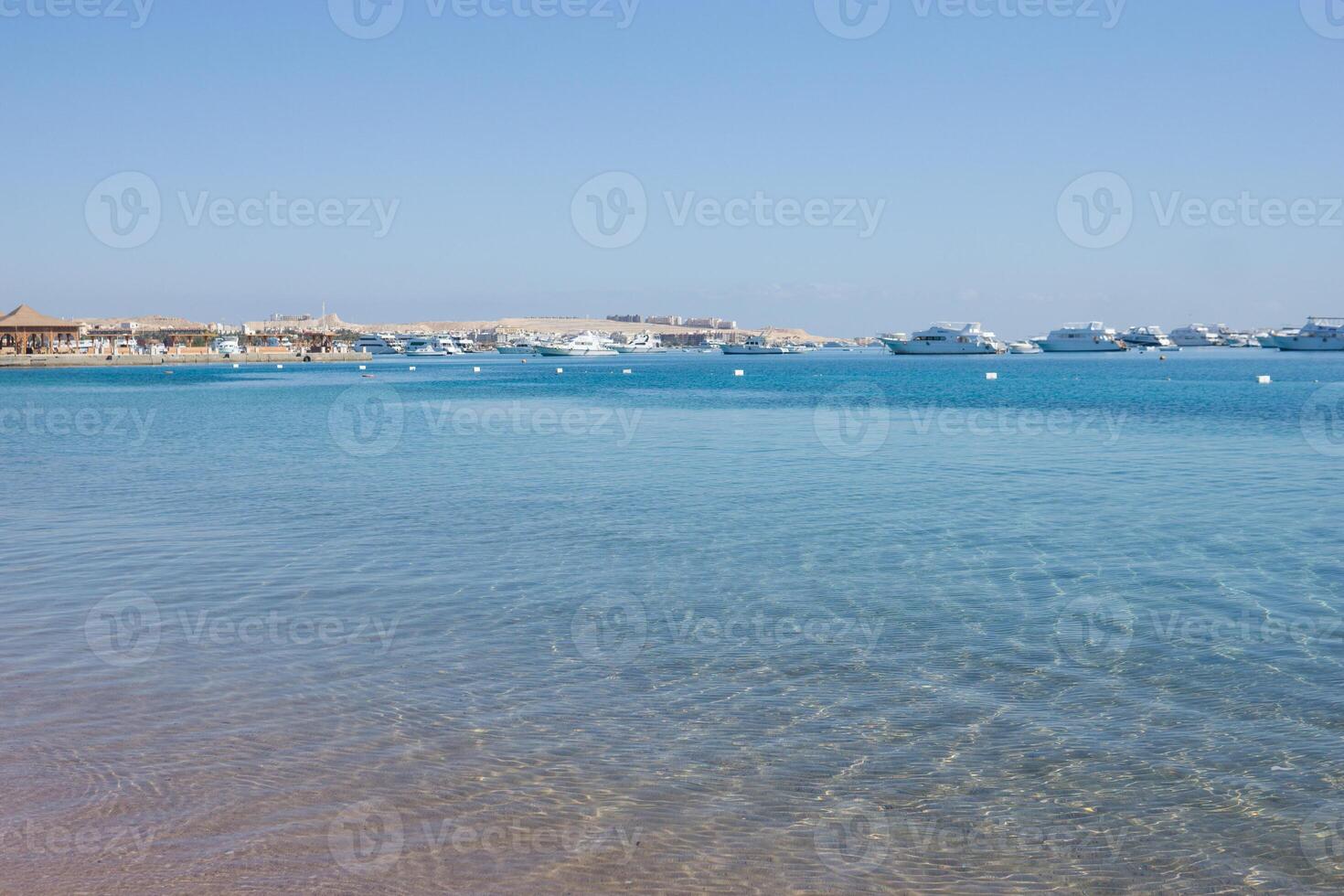 playa relajación a el rojo mar. cuento de hadas momentos de un soleado día. el concepto de turismo y mar viaje foto