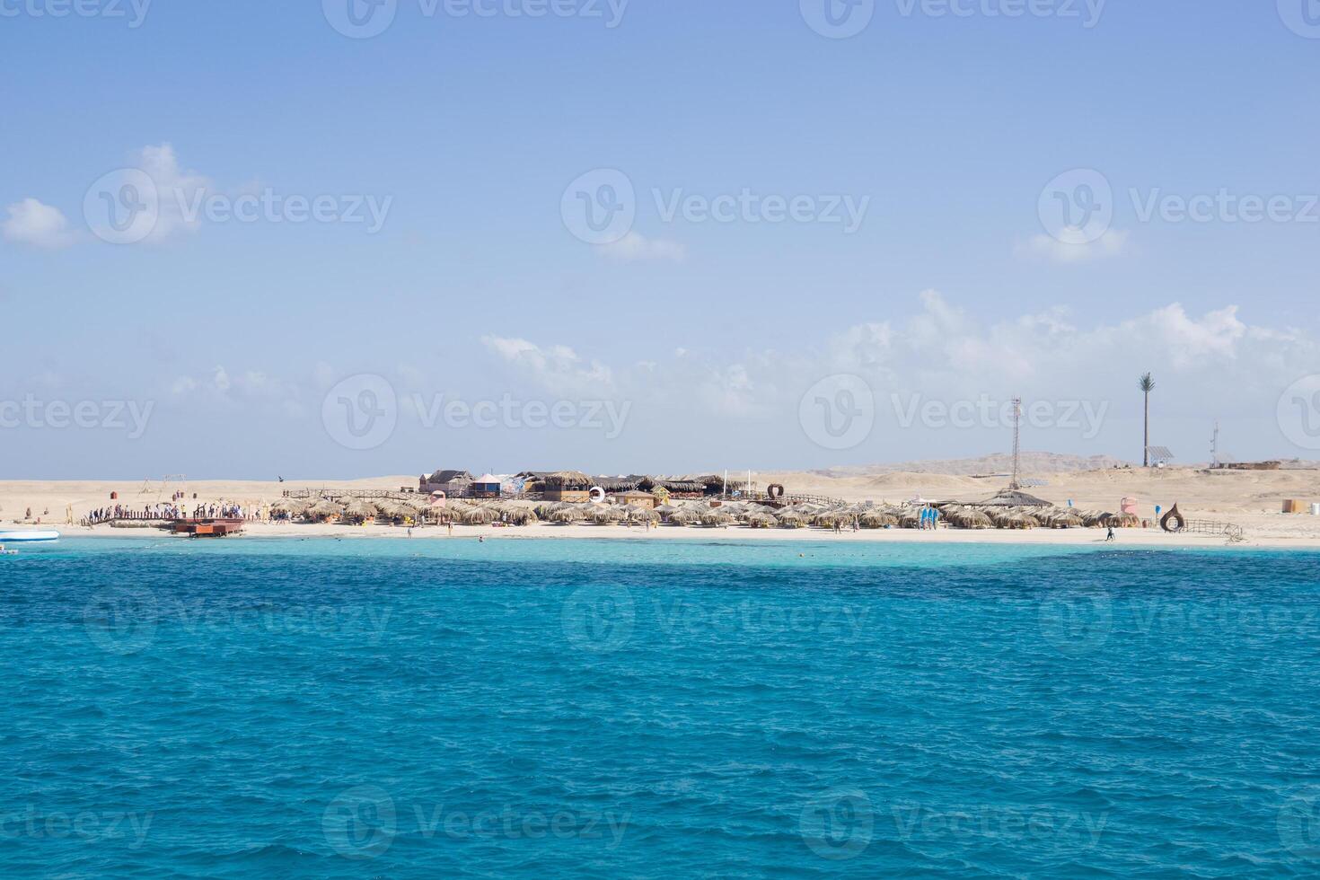 playa relajación a el rojo mar. cuento de hadas momentos de un soleado día. el concepto de turismo y mar viaje foto