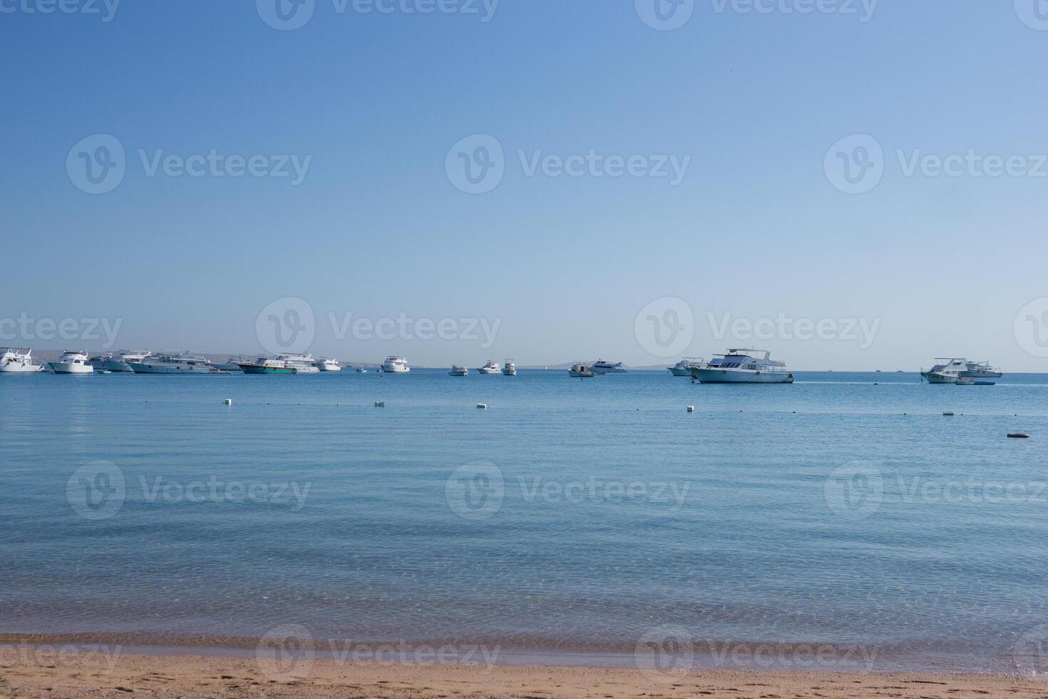 playa relajación a el rojo mar. cuento de hadas momentos de un soleado día. el concepto de turismo y mar viaje foto