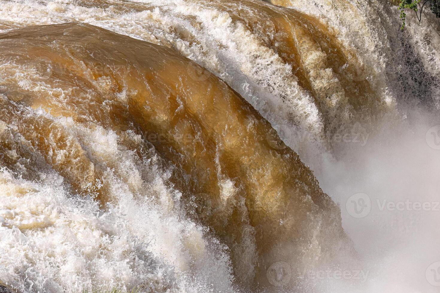 agua que cae en un río cascada foto