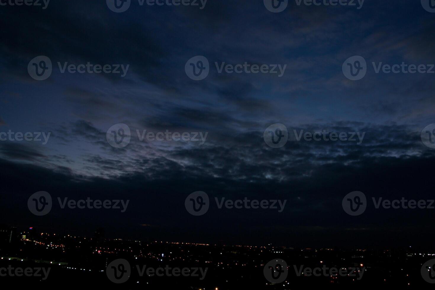 cielo nublado cielo día noche oscuridad hora con luz de sol rayo desde Entre nubes con ciudad pueblo antecedentes foto