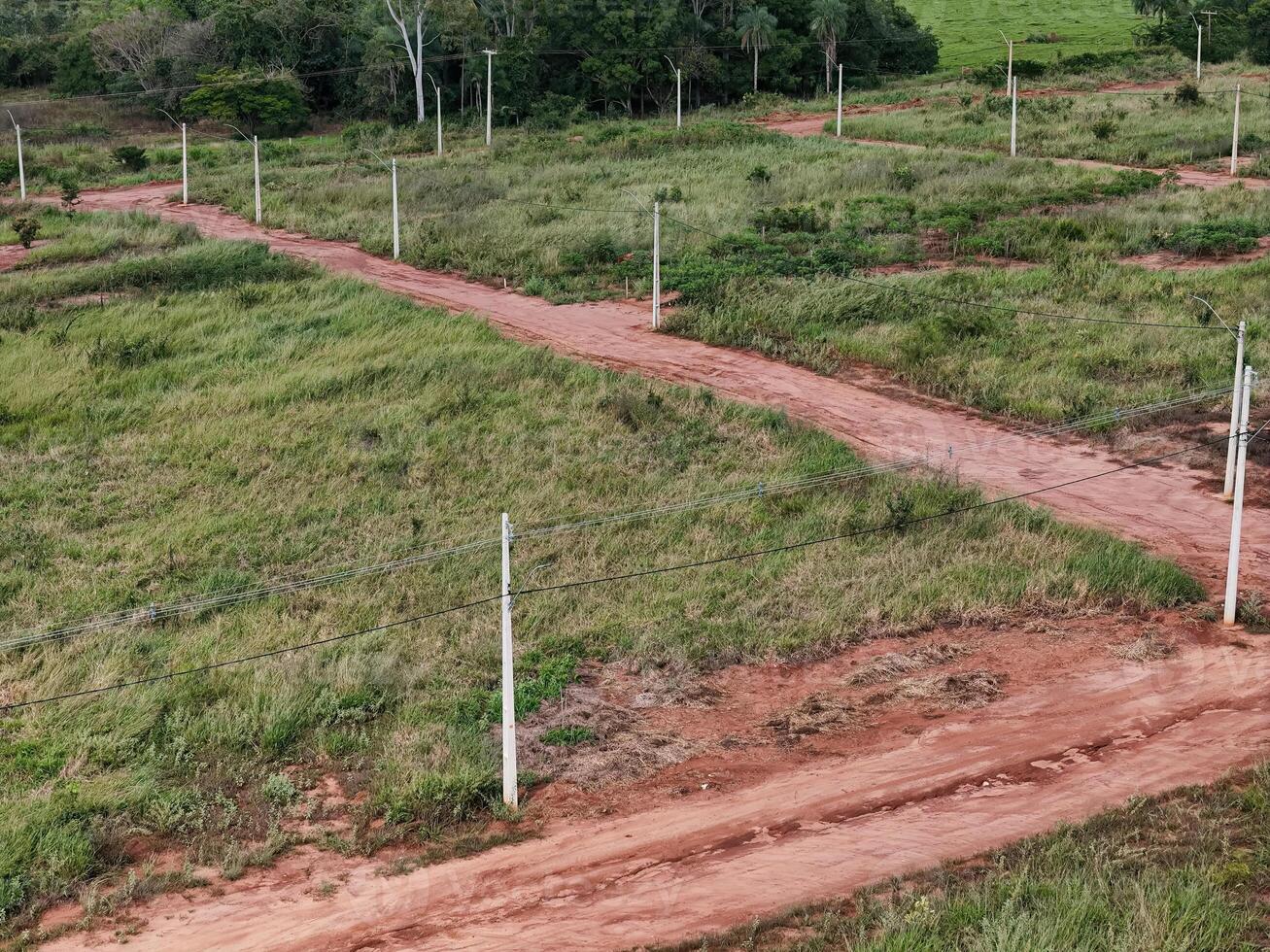 ew subdivisión para casas, suciedad la carretera y poder polos foto