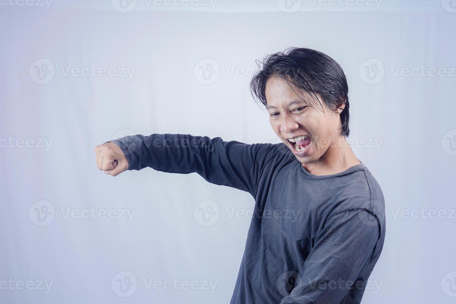 hermoso asiático hombre es emocionado con lleno fuerza gritos y revisar, en aislado blanco antecedentes para Copiar espacio. foto