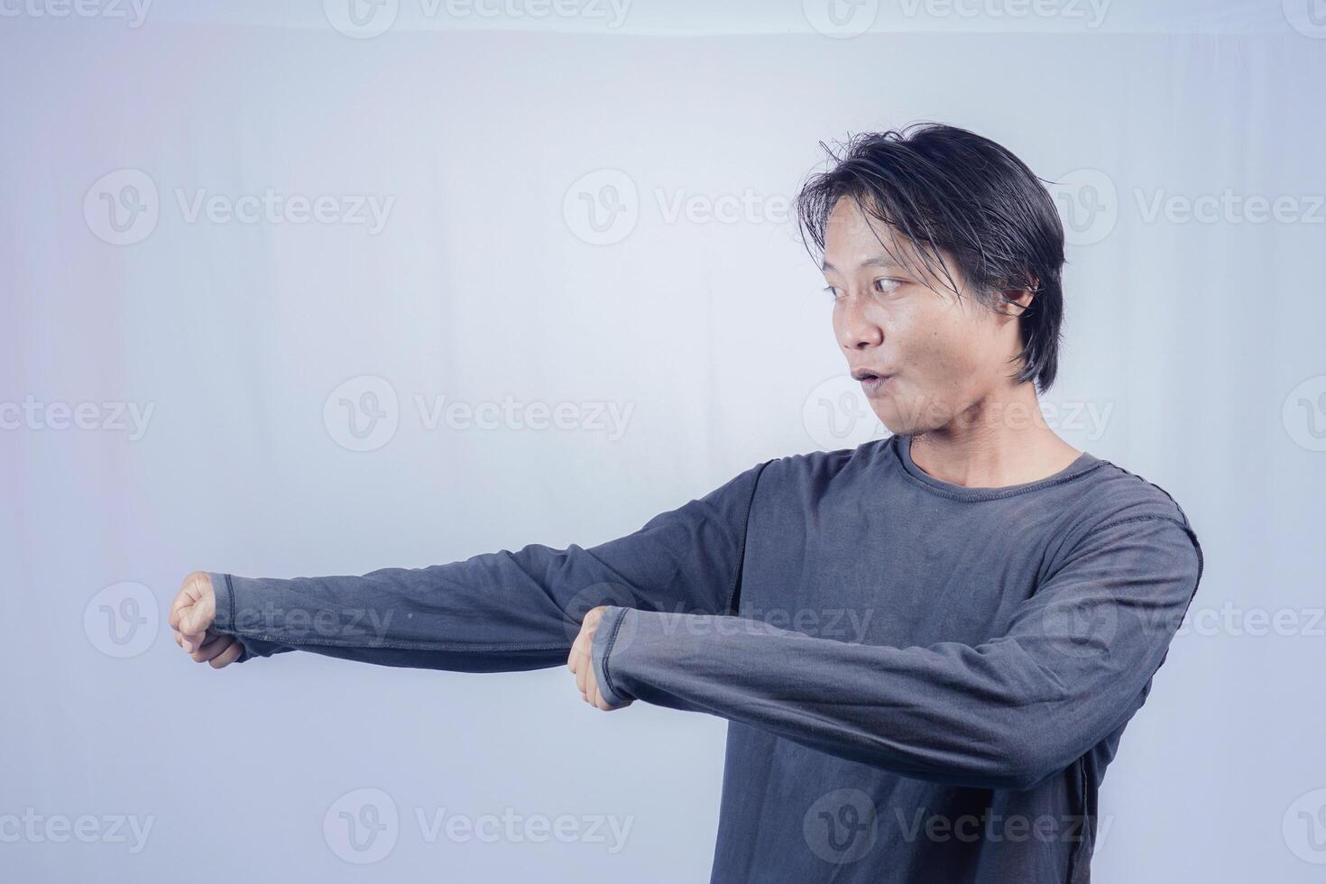 hermoso asiático hombre es emocionado con lleno fuerza gritos y revisar, en aislado blanco antecedentes para Copiar espacio. foto