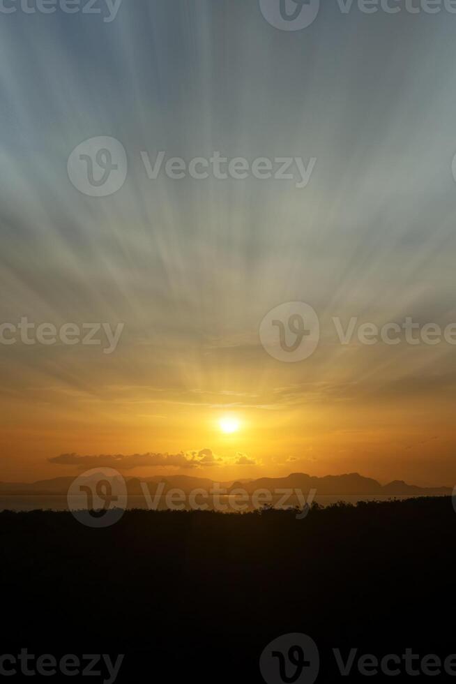 puesta de sol cielo en el lago foto