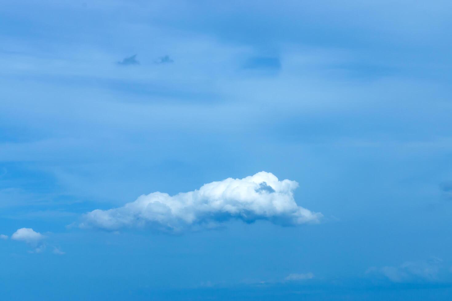 cielo azul con nube blanca foto