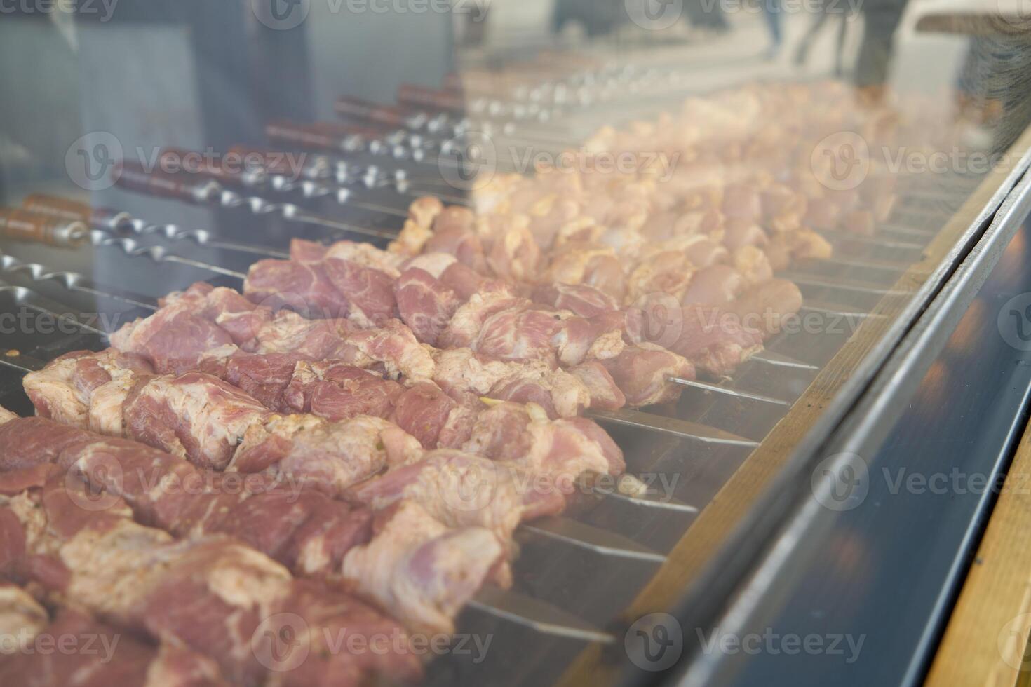 parilla en brochetas, crudo carne foto