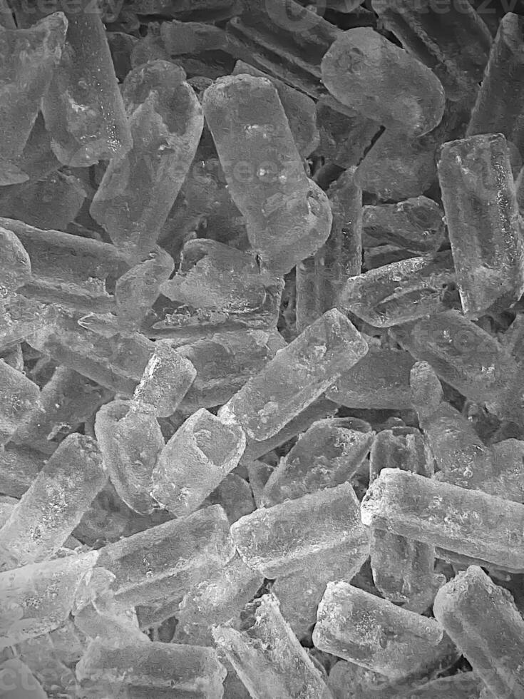 cubos de hielo fondo,cubitos de hielo textura, cubitos de hielo papel pintado, hielo ayuda a sensación refrescado y frio agua desde el cubos de hielo ayuda el agua actualizar tu vida y sensación bueno.hielo bebidas para refresco negocio foto