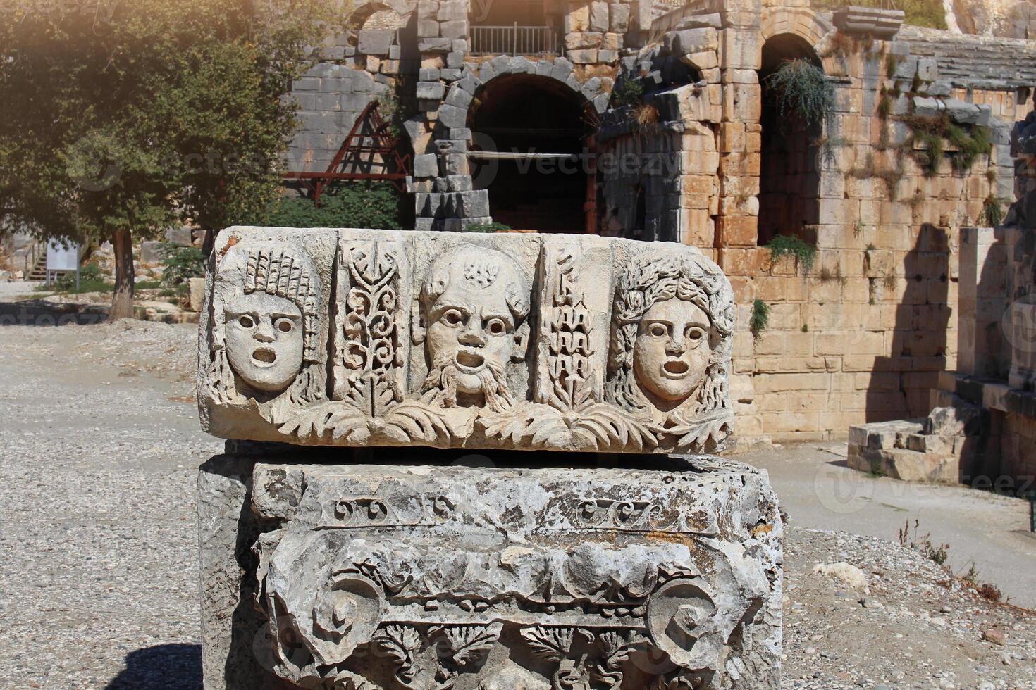 histórico Roca bajorrelieve con tallado caras en antiguo ciudad de mira. restos de corte de roca tumbas en Licia región, demré, antalya, turkiye foto