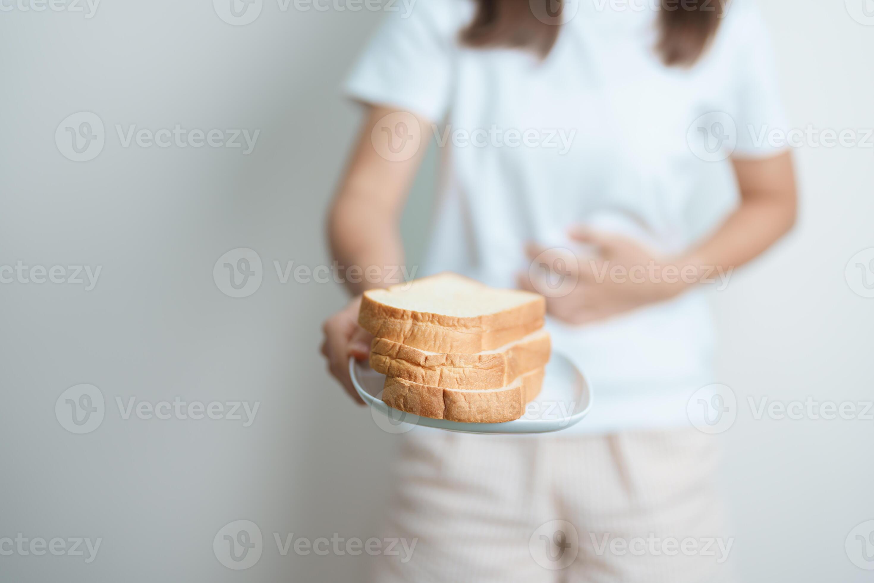 gluten intolerancia, gluten gratis y celíaco enfermedad o trigo alergia concepto. mujer sostener