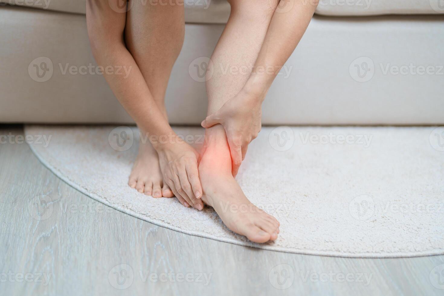 mujer teniendo pierna dolor debido a tobillo esguinces o Aquiles tendinitis y espinilla férulas dolor. lesiones, salud y médico concepto foto