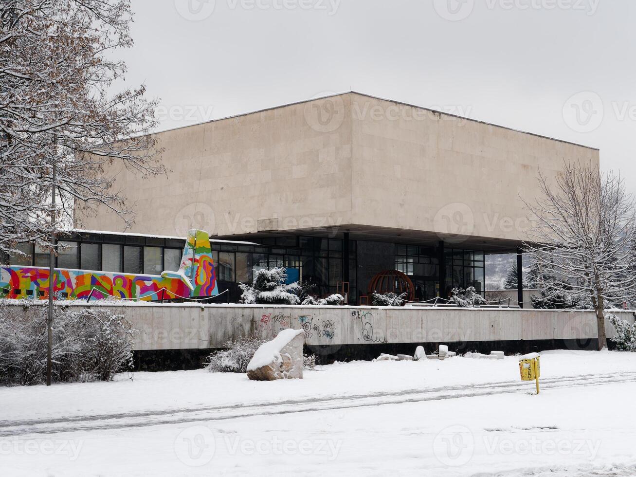 invierno ver de el historia museo de bosnia y herzegovina en Sarajevo. edificio con arquitectónico importancia. foto