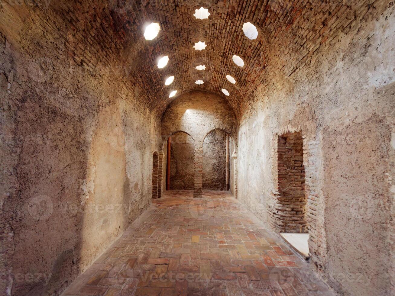 vista interior de los baños árabes el banuelo, en granada españa. la luz del sol entrando por el techo. interior antiguo e histórico de baños árabes. arquitectura morisca. foto
