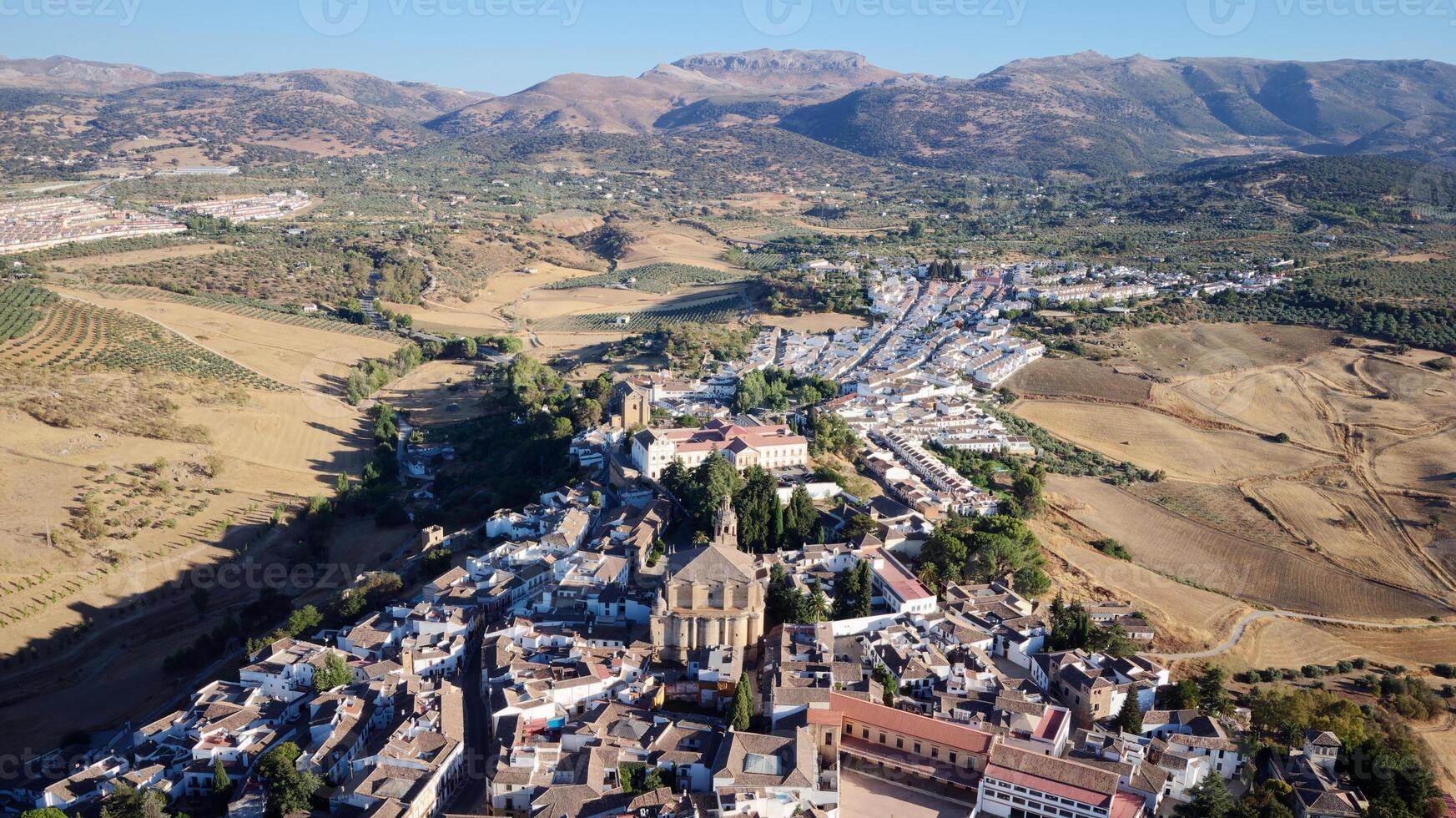 increíble pueblo de ronda. pueblos blancos en la provincia de malaga, andalucia, españa. hermoso pueblo en el acantilado de la montaña. destino turistico vacaciones y disfrutar del sol. foto