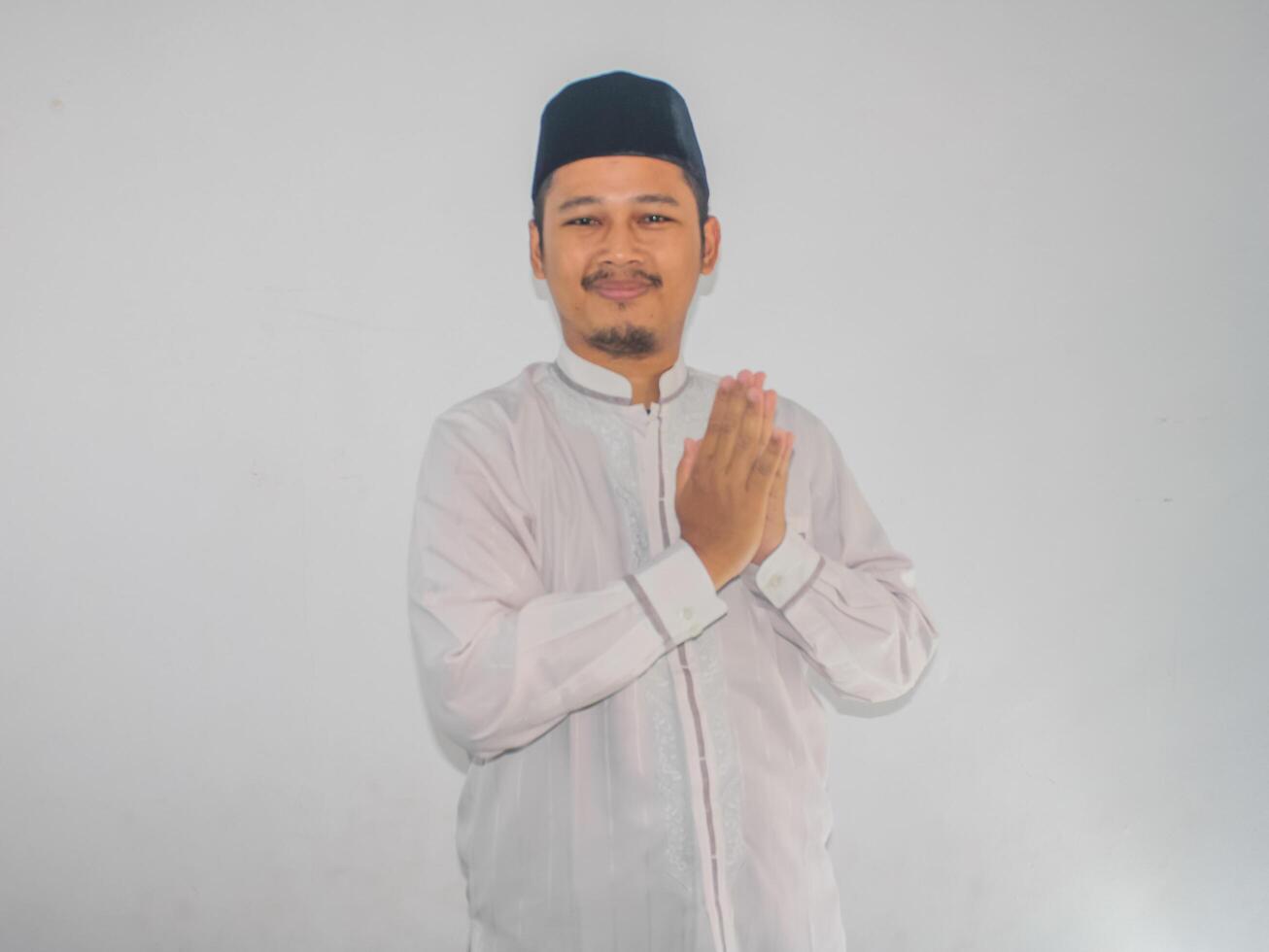 musulmán asiático hombre sonriente a dar saludo durante Ramadán celebracion foto