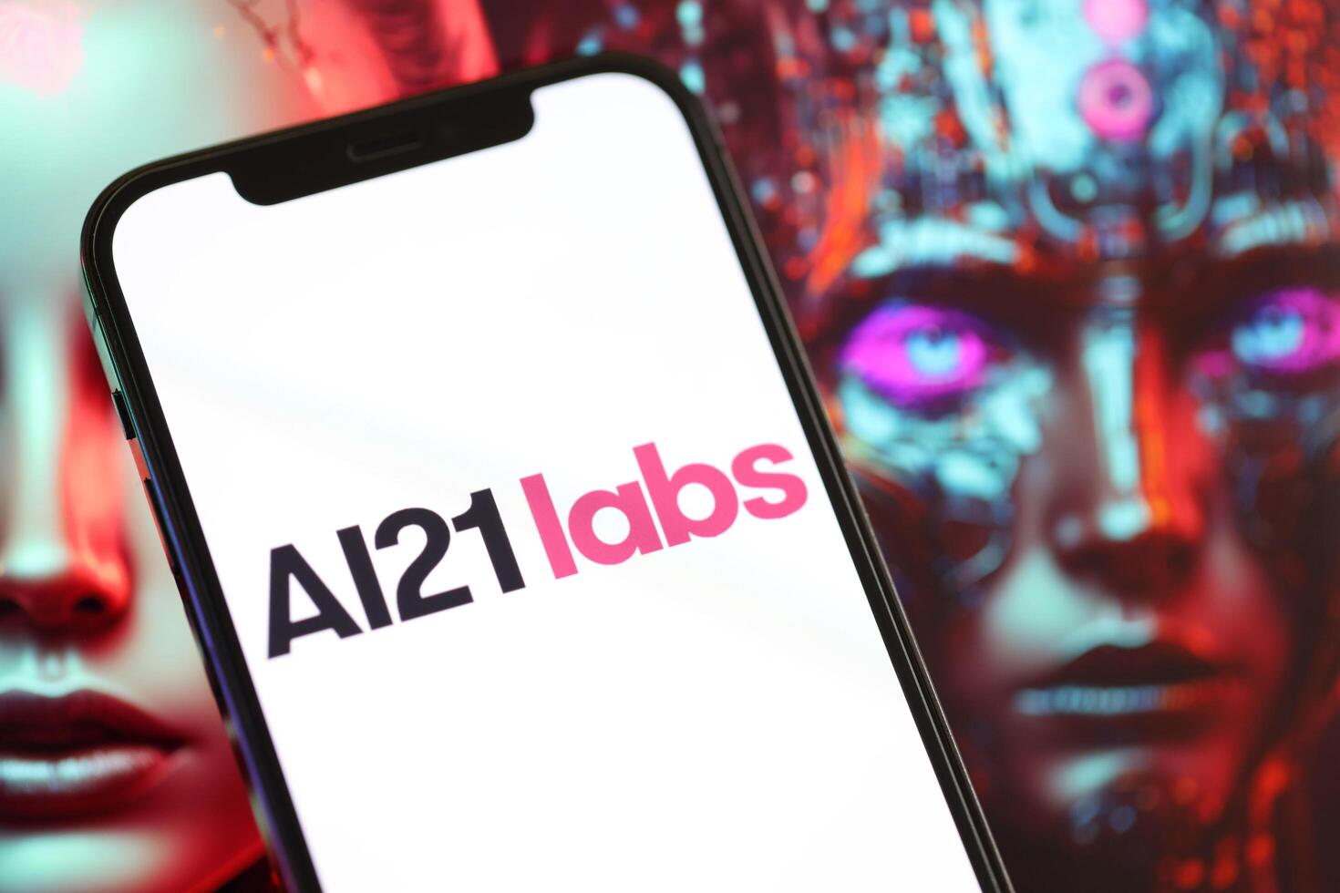 Kyiv, Ucrania - marzo 17, 2024 ai21labs logo en iphone monitor pantalla con antecedentes de artificial inteligencia futurista ai generado imagen foto