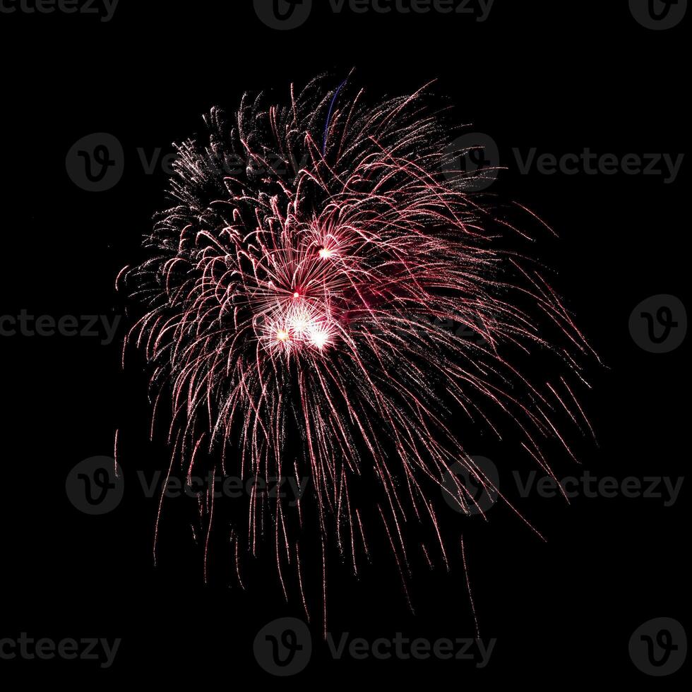 vistoso celebracion fuegos artificiales aislado en negro cielo antecedentes. foto