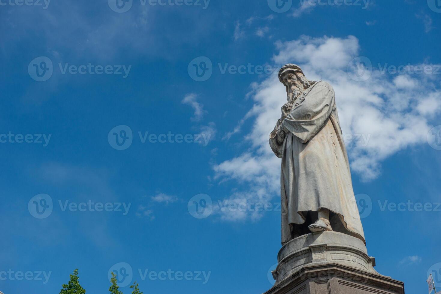 Stutue of Leonardo da Vinci in front of the Teatro alla Scala in Milan photo