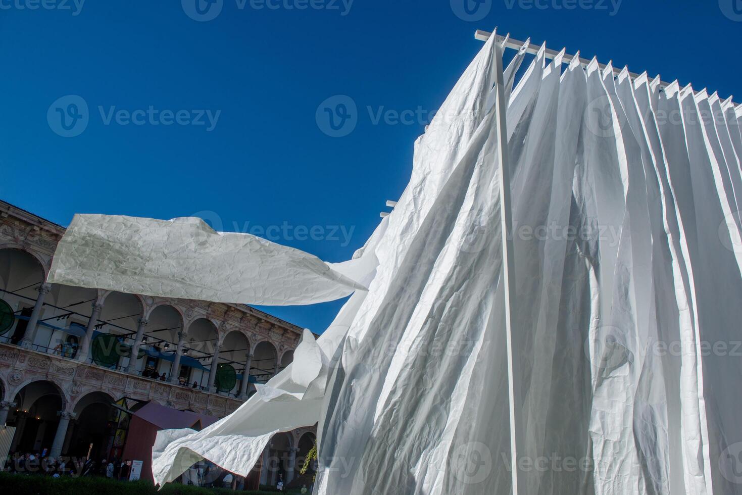 hojas de papel volador ligeramente movido por el viento para el diseño fuori salone foto